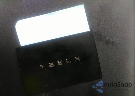 2018 Tesla Model 3 Long Range/Mid Range z USA, uszkodzony, nr VIN 5YJ3E1EA6JF052757